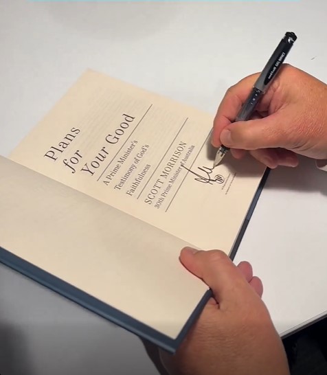 莫里森在書中內頁簽名。（圖／截圖自FB @Scott Morrison）